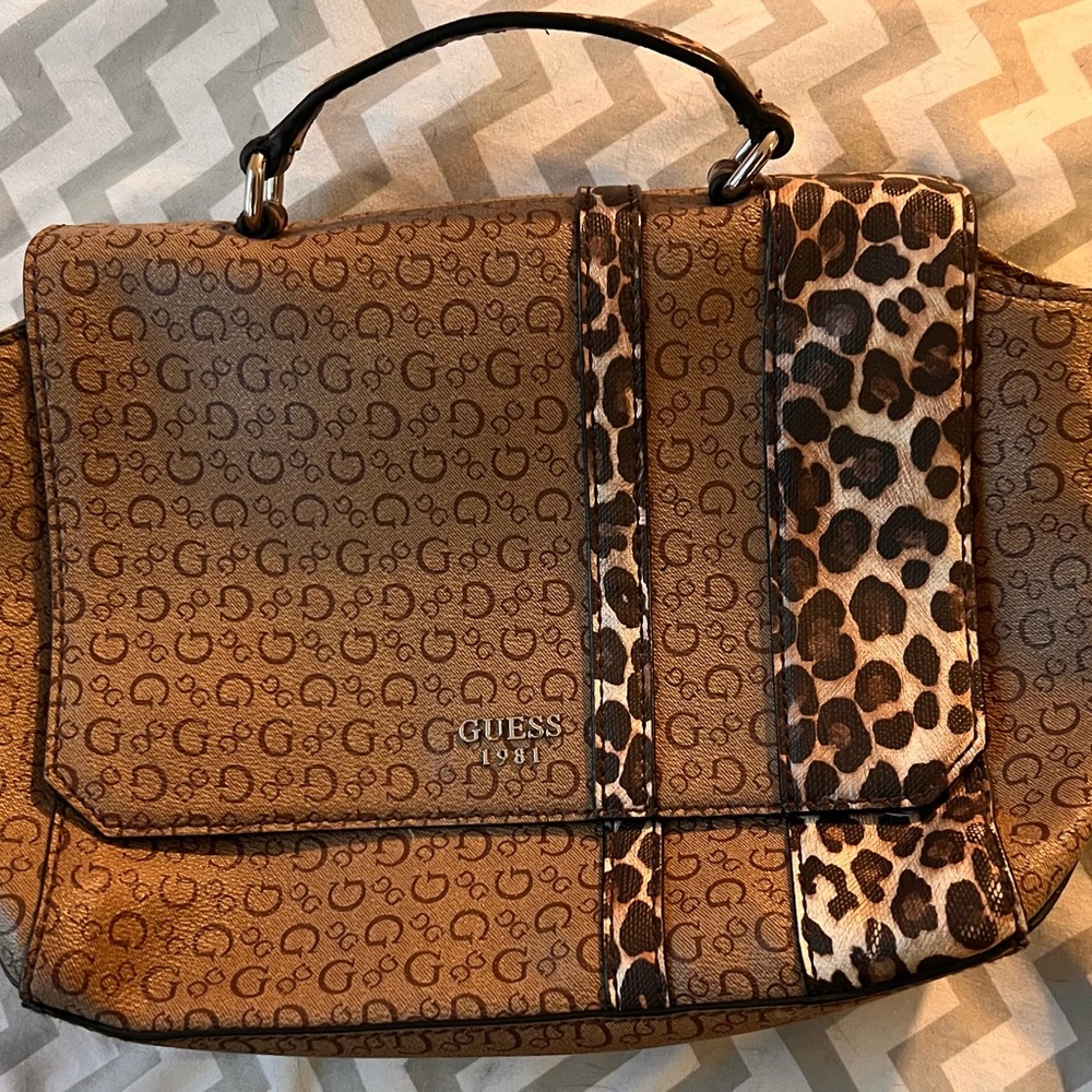 Classic Guess cross body purse